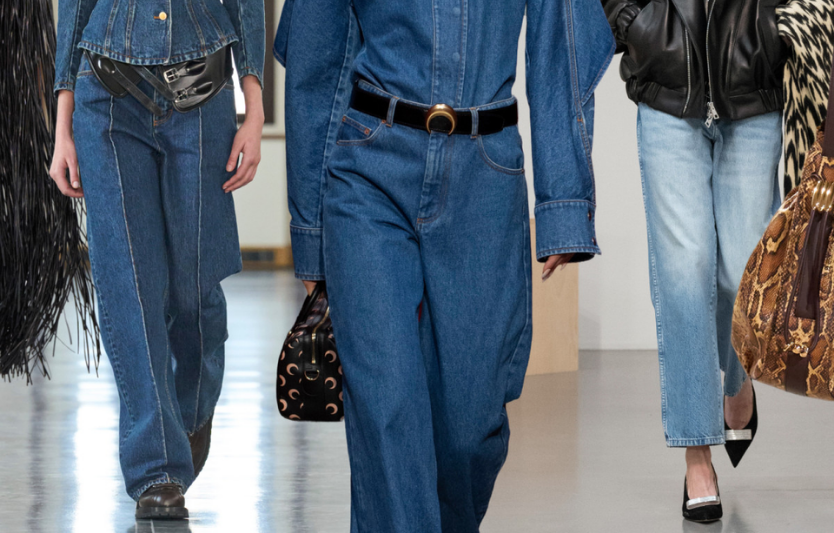 Які джинси ми носитимемо восени 2025 року: 6 найстильніших моделей з подіумів